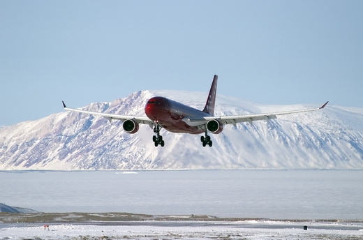 Air Greenland Airbus A330-200 on approach to Kangerlussuaq Airport (2004)