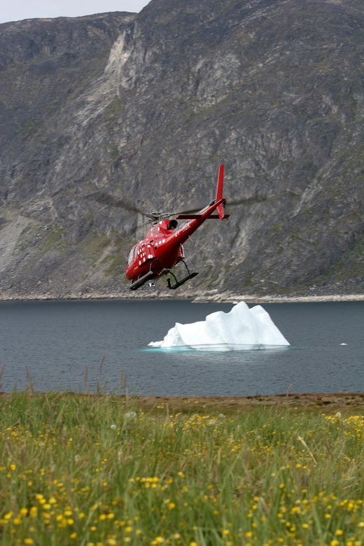 Air Greenland Eurocopter AS350on operation, departing at Uunartoq (2007)