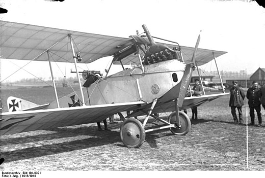 Mislabeled as an Albatros C.III in the Bundesarchiv photo collection; this is an LVG C.II. Note the Bergman machine gun in the observer's cockpit.