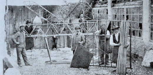 An early phase of the construction of the Caproni Ca.1 in Arco, Italy, late 1909 or early 1910.