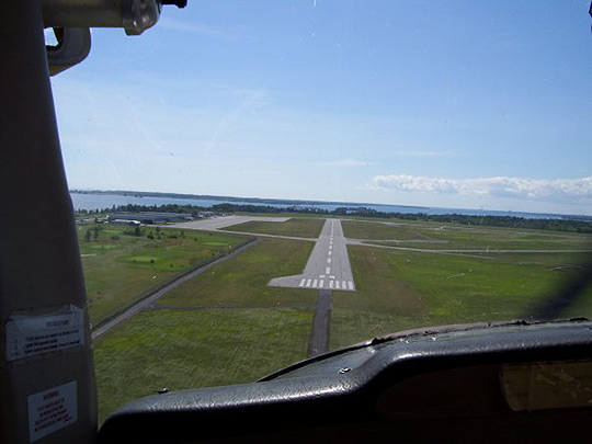 On approach to runway 25 in a Cessna C-150