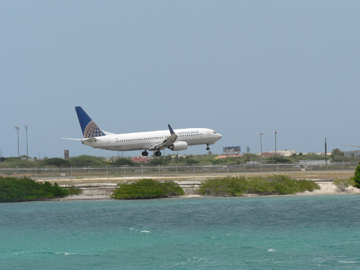 
A Continental Airlines Boeing 737-800 landing