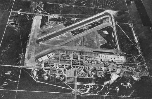 
Aerial view of NAS Los Alamitos in the mid-1940s.