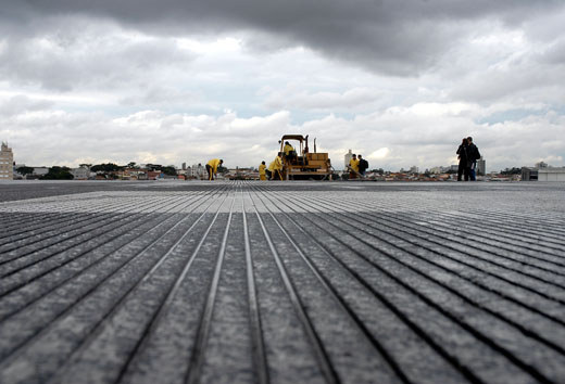 
Workers adding grooves to the main runway at Congonhas Airport in 2007