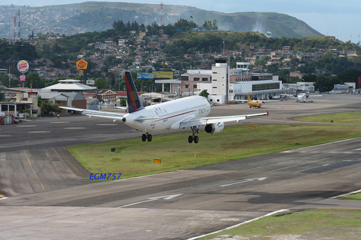 
Taca Airbus A320 landing at Toncontin