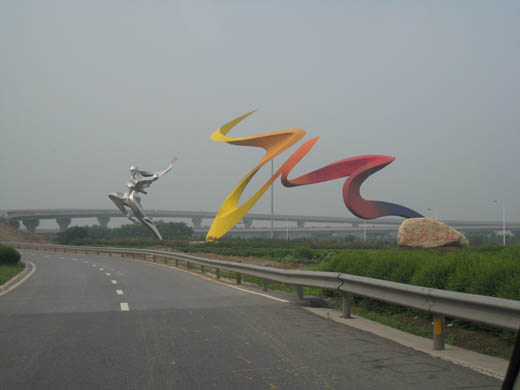 
Figures along the Airport Express highway leading to Xi'an Xianyang International Airport
