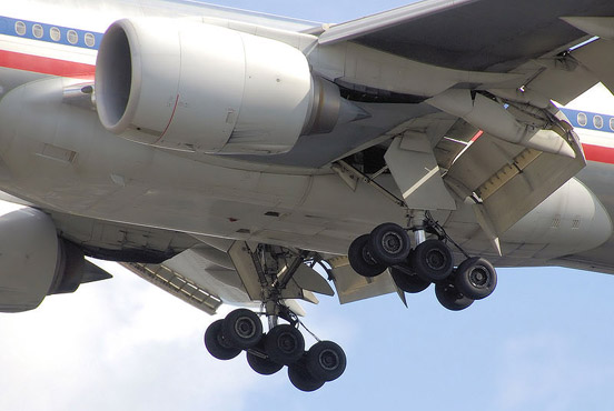 
The main undercarriage of an American Airlines Boeing 777-200ER, a few seconds before landing.