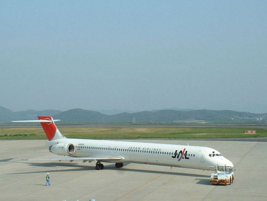 
Japan Airlines MD-90