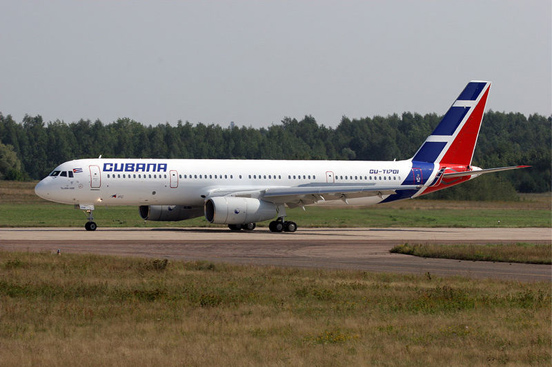 
A Cubana Tu-204-100E, August 2007