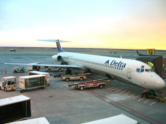 
A Delta MD-88 at Will Rogers World Airport in Oklahoma City, USA.