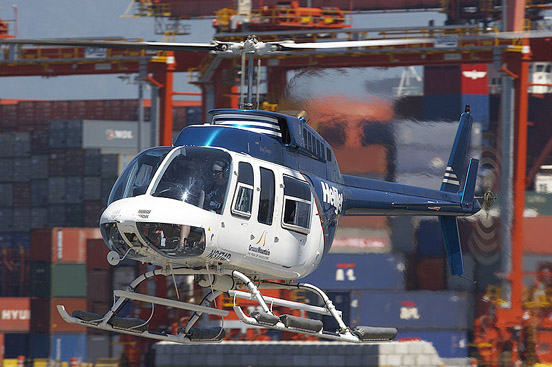
A HeliJet Bell 206L-1 LongRanger II landing on the Vancouver Harbour Helipad.