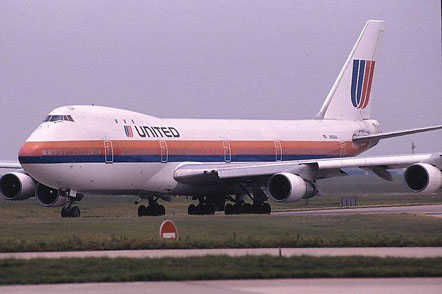 
United 747-100 illustrating the original size of the upper deck design and window layout