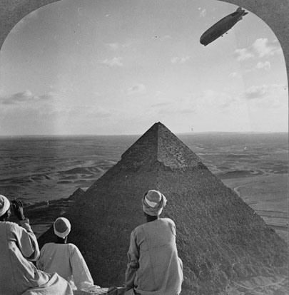 
One image of a stereoscopic pair made while the Graf flew over the pyramids (click to access the full pair)