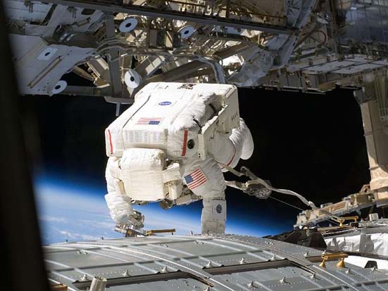
Mike Fossum works on the Kibo Module (JPM) during the second spacewalk of STS-124.