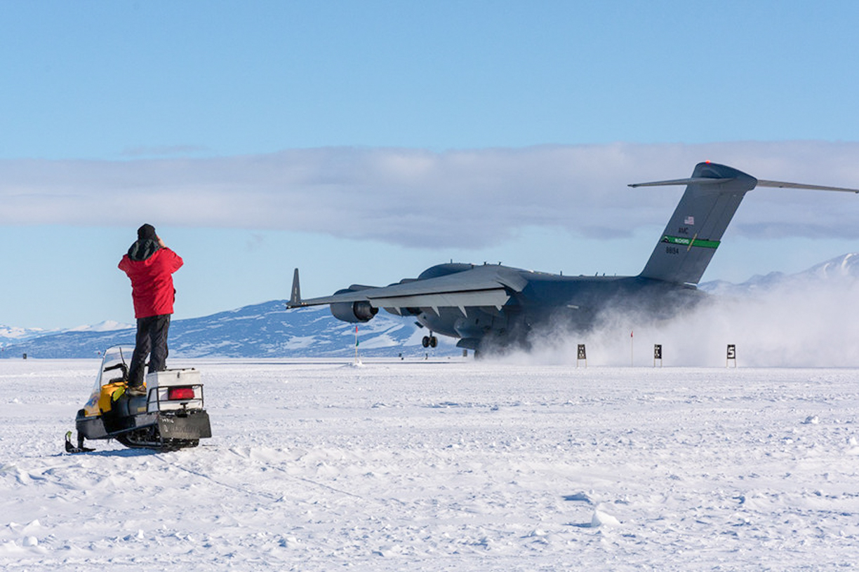 C-17 tests Phoenix snow runway for wheeled aircraft