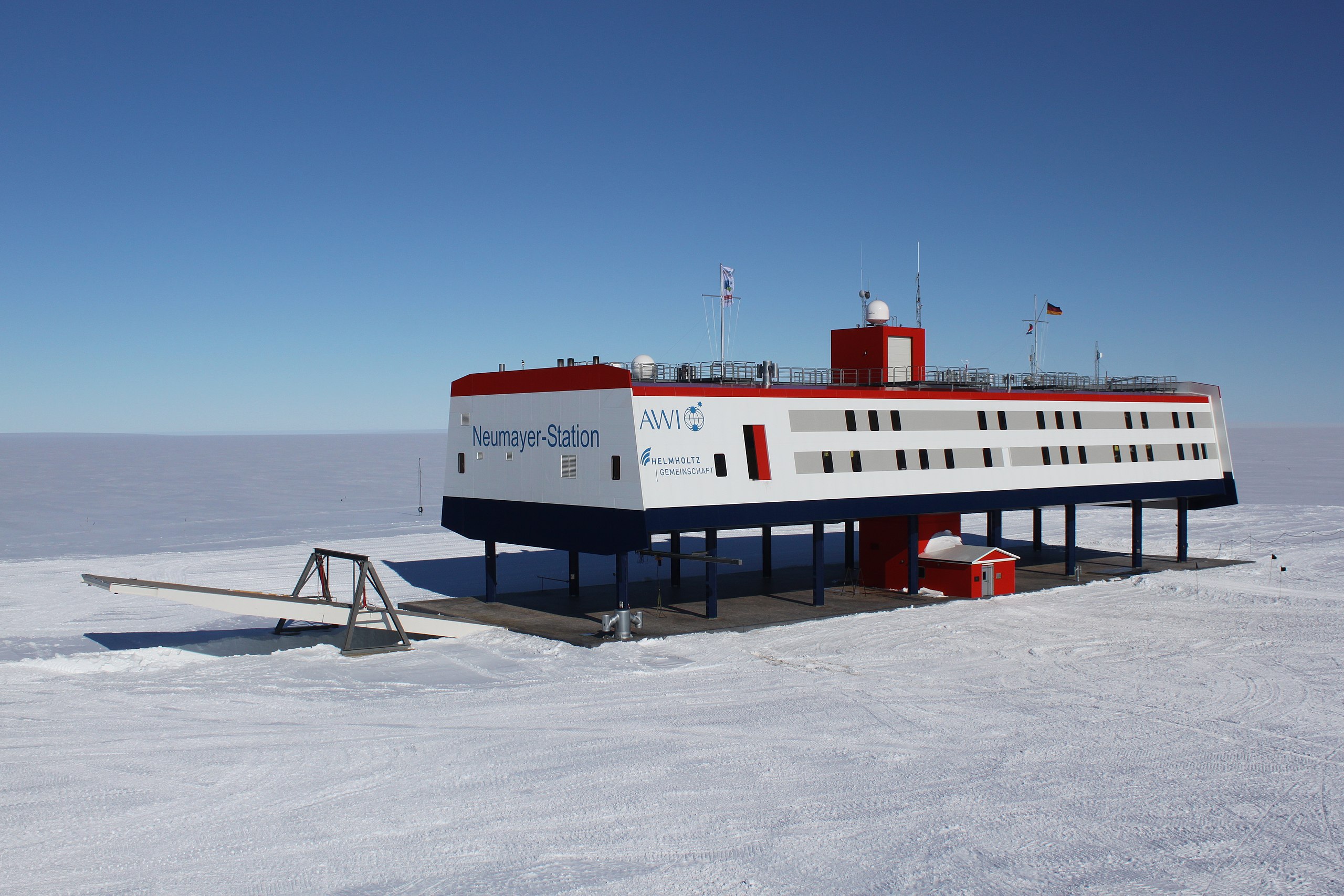 Neumayer III Station in December 2009. Photo by Felix Riess. CC BY-SA 3.0 de.