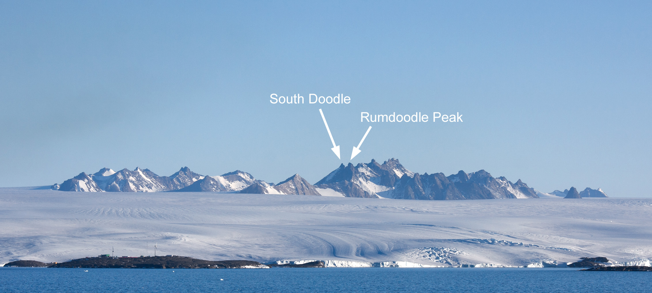 The North Masson range viewed from offshore, with Mawson Station visible in the foreground. By Bignoter CC BY-SA 3.0.