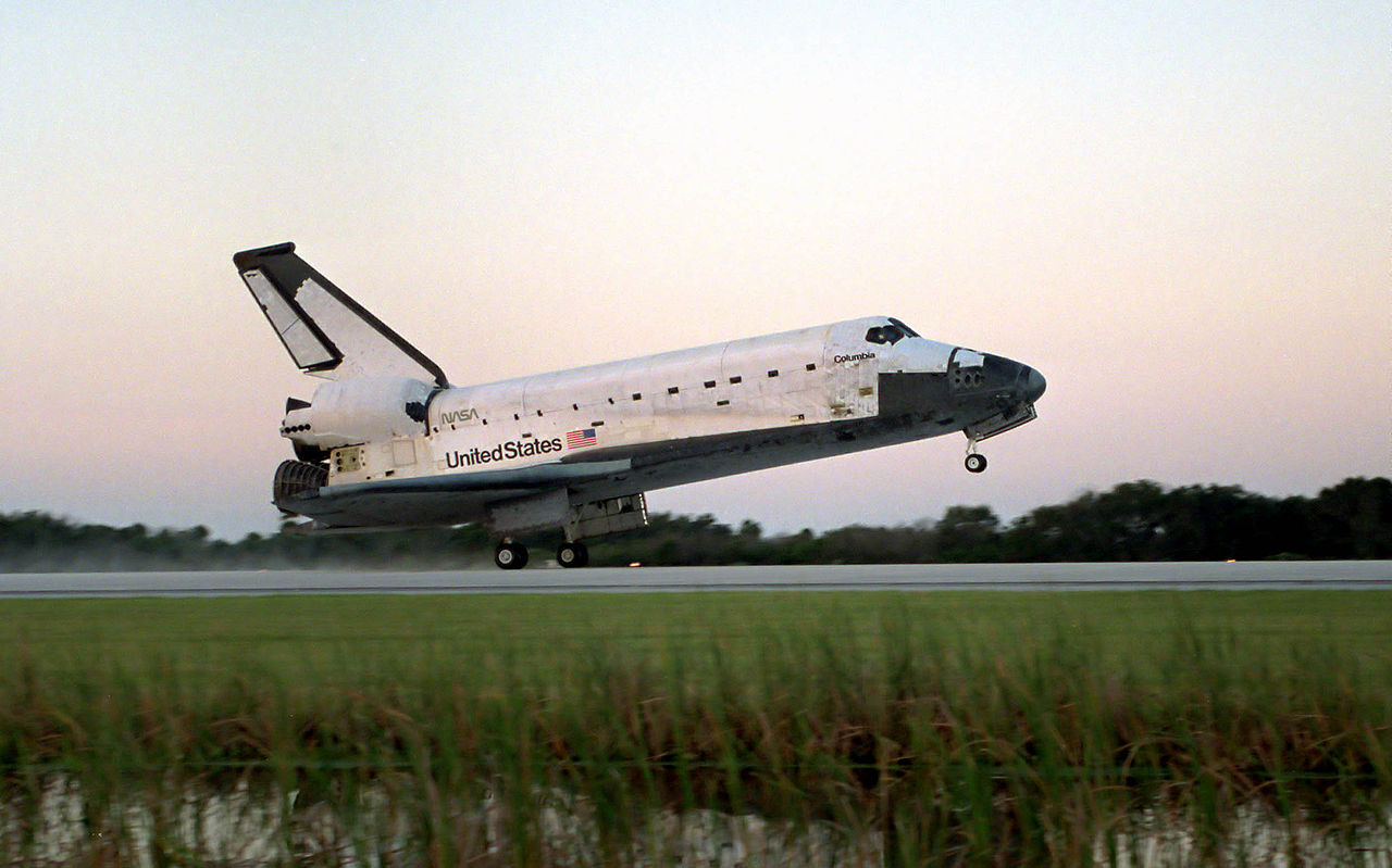 U.S. shuttle Columbia landing at the end of STS-73, 1995