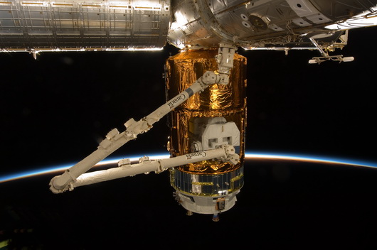 Canadarm2 removing unpressurised payload from HTV-2.
