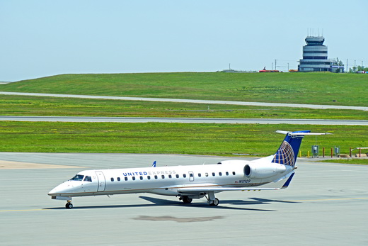 United Express ERJ-145 with the airport’s control tower in the background, 2017