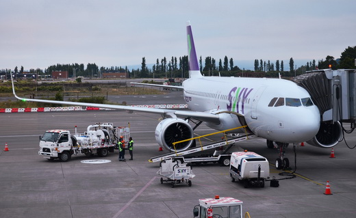 Un avión Airbus A320neo de SKY Airline en una manga del aeropuerto.