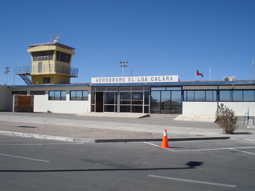 Antigua terminal de pasajeros y torre de control en 2010. 