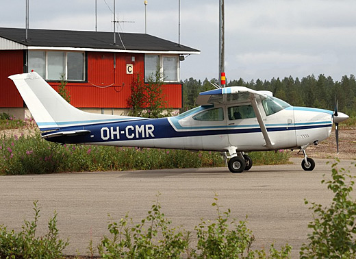 Cessna 182P OH-CMR at EFSO 20110712.jpg