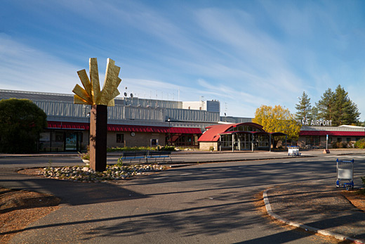 Luleå airport entrance.jpg