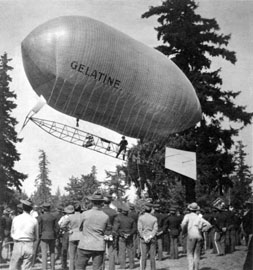 
Lincoln Beachey flying the Gelatine Circa 1905