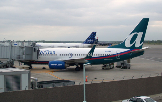 
Aircraft at Concourse A in 2007: A Boeing 737-700 of AirTran Airways, an Airbus A320 of JetBlue Airways, and US Airways Express with an Embraer 175. A United Airlines Boeing 737-300 is in the background.