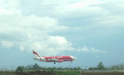 
AirAsia Boeing 737 touching the runway