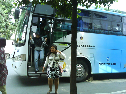 
Damri airport bus