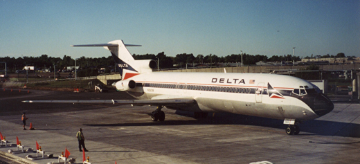 
Delta Air Lines Boeing 727-200 arrives at ROC in September 2002.