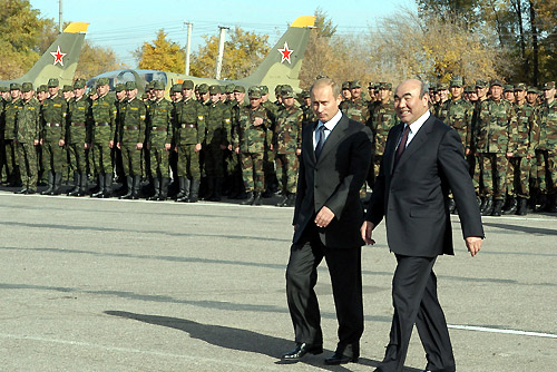 
Former presidents Vladimir Putin and Askar Akayev at Kant Air Base