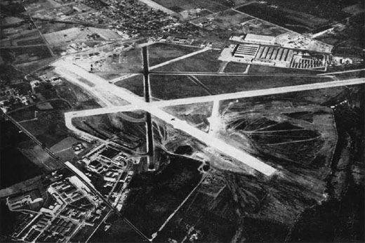 
Aerial view of NAS St. Louis in the mid-1940s.