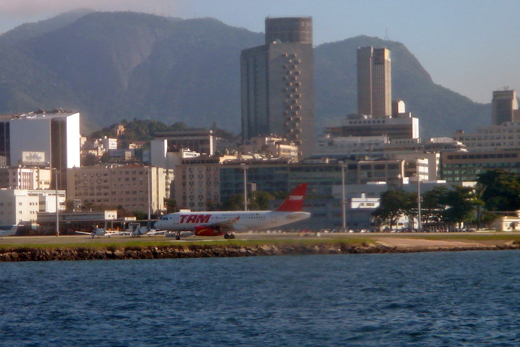 
Airbus 319 of TAM Airlines taking off in the short Santos Dumont runway.