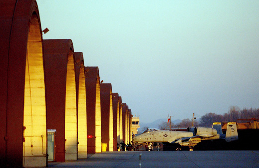 
An A-10 Thunderbolt II taxis into a hardened 