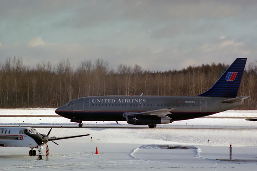
A United Airlines Boeing 737 at Hancock International Airport in 1993
