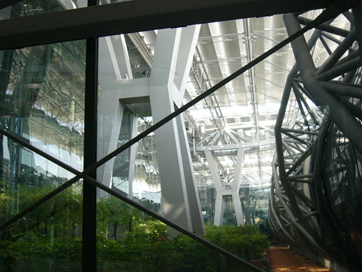 
Border between the concourse and the terminal seen from the arrival area