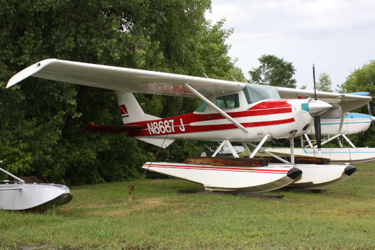
Cessna 150G on floats