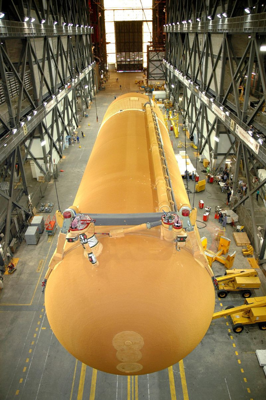 
The Orbiter attachment hardware, liquid hydrogen umbilical connection (left), and liquid oxygen umbilical connection (right) are visible at the bottom of the tank.