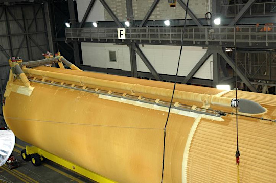 
The 70-foot (21 m)-long, 17-inch-diameter liquid oxygen feedline runs externally along the right side of the liquid hydrogen tank up and into the intertank. Two 5-inch (130 mm) diameter re-pressurization lines run beside it. One supplies hydrogen gas to the liquid hydrogen tank and the other supplies oxygen gas to the liquid oxygen tank. They are used to maintain the ullage pressure in each tank during the launch.