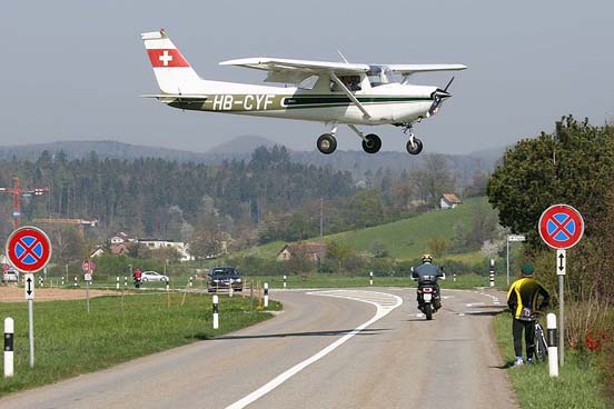 
Cessna 152 landing