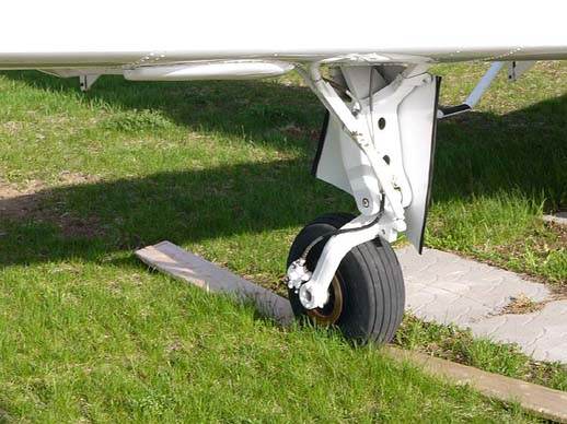 
Beechcraft B24 Sierra main landing gear showing the characteristic trailing idler link landing gear
