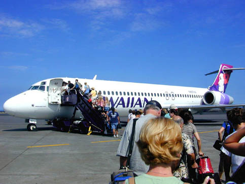 
An Hawaiian Airlines Boeing 717-200 boarding at Kona International Airport, Hawaii for an interisland flight. (2004)