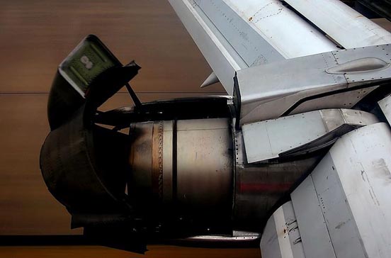 
Extended thrust reversers on a retrofitted 737-200