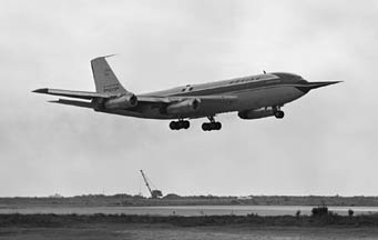 
Boeing 367-80 (N70700) prototype landing at Oakland, California airport in 1965