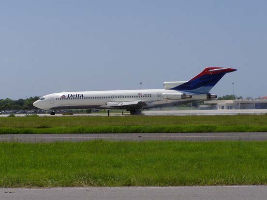 
Delta Air Lines 727-200.