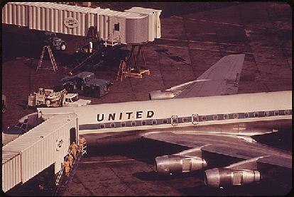
United Airlines chose the DC-8 over the Boeing 707.