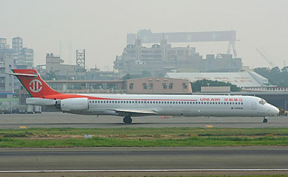 
Uni Air MD-90